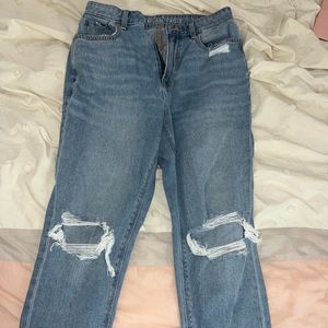 American Eagle Light wash Ripped Jean size 6